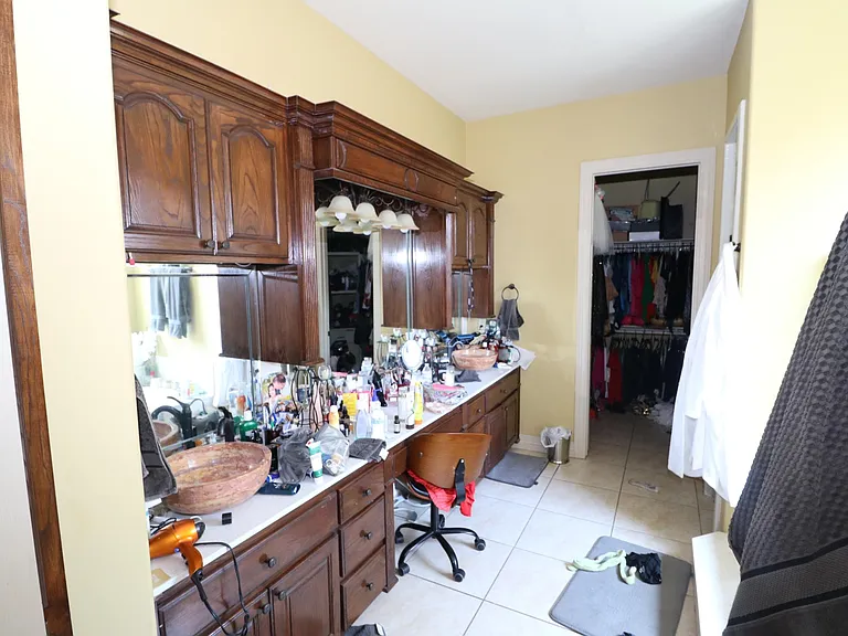 Huge Master Bathroom w Quartz Countertops