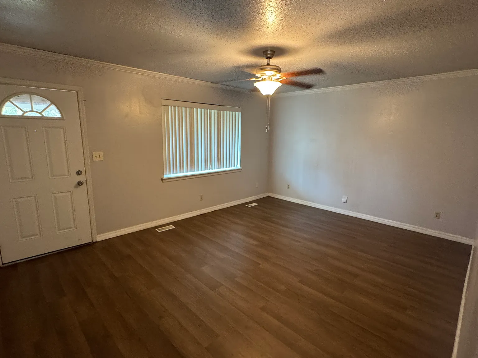 3 bed, 1.5 bath, 1120 sqft, $1,600 — Photo 2