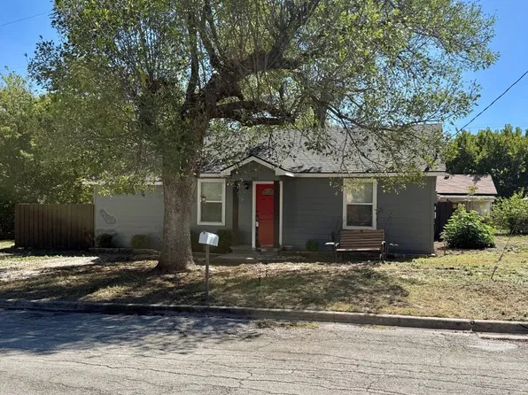 505 Cummins St, Bowie, TX 76230