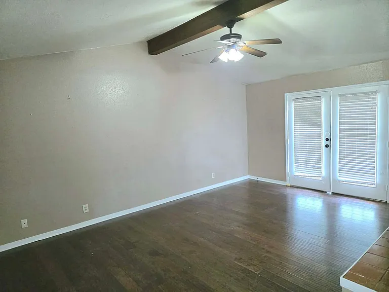 2912 Stewart Dr — Photo 6