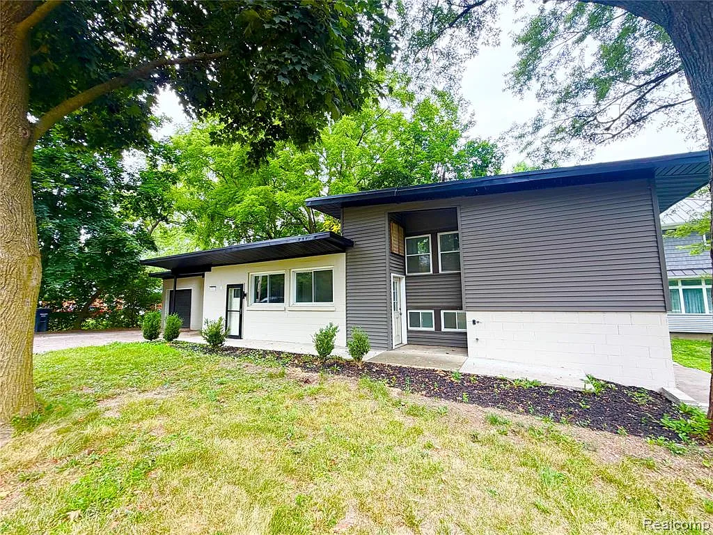 4 bed, 2.5 bath, 3712 sqft, $3,000 — Photo 2