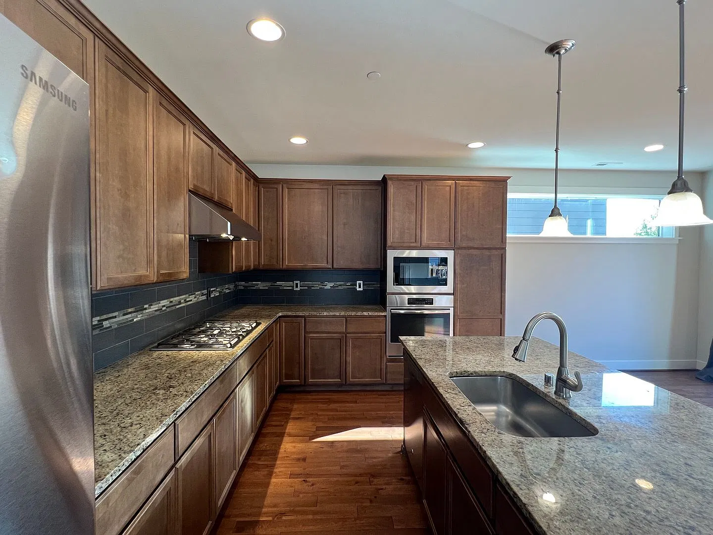 Spacious 4 Bedroom Home Near Edmonds with Bonus Rooms & In-Law Suite - Avail NOW! — Photo 4