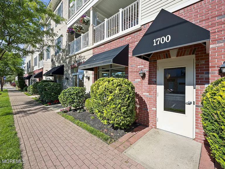 1700 Main St #209 — Photo 2