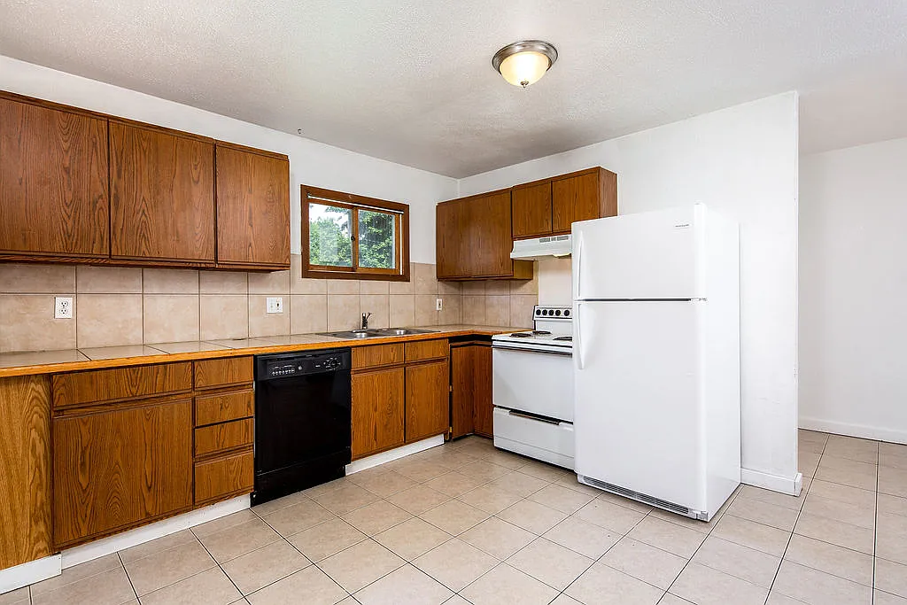 6 bed, 3200 sqft, $4,800 — Photo 3