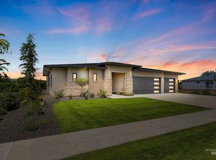 613 N Creekwater Ave, Eagle, ID 83616