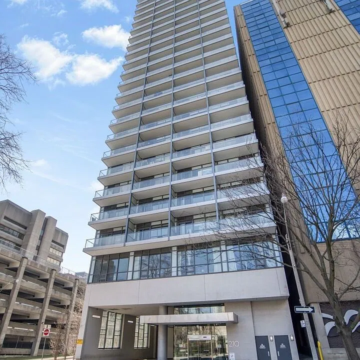 210 Simcoe St #914