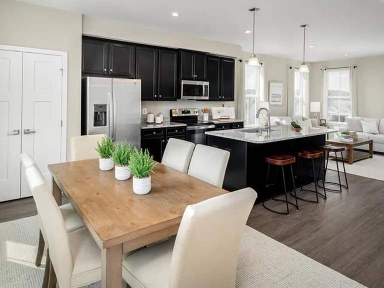 4 Friendship Ct — Photo 17