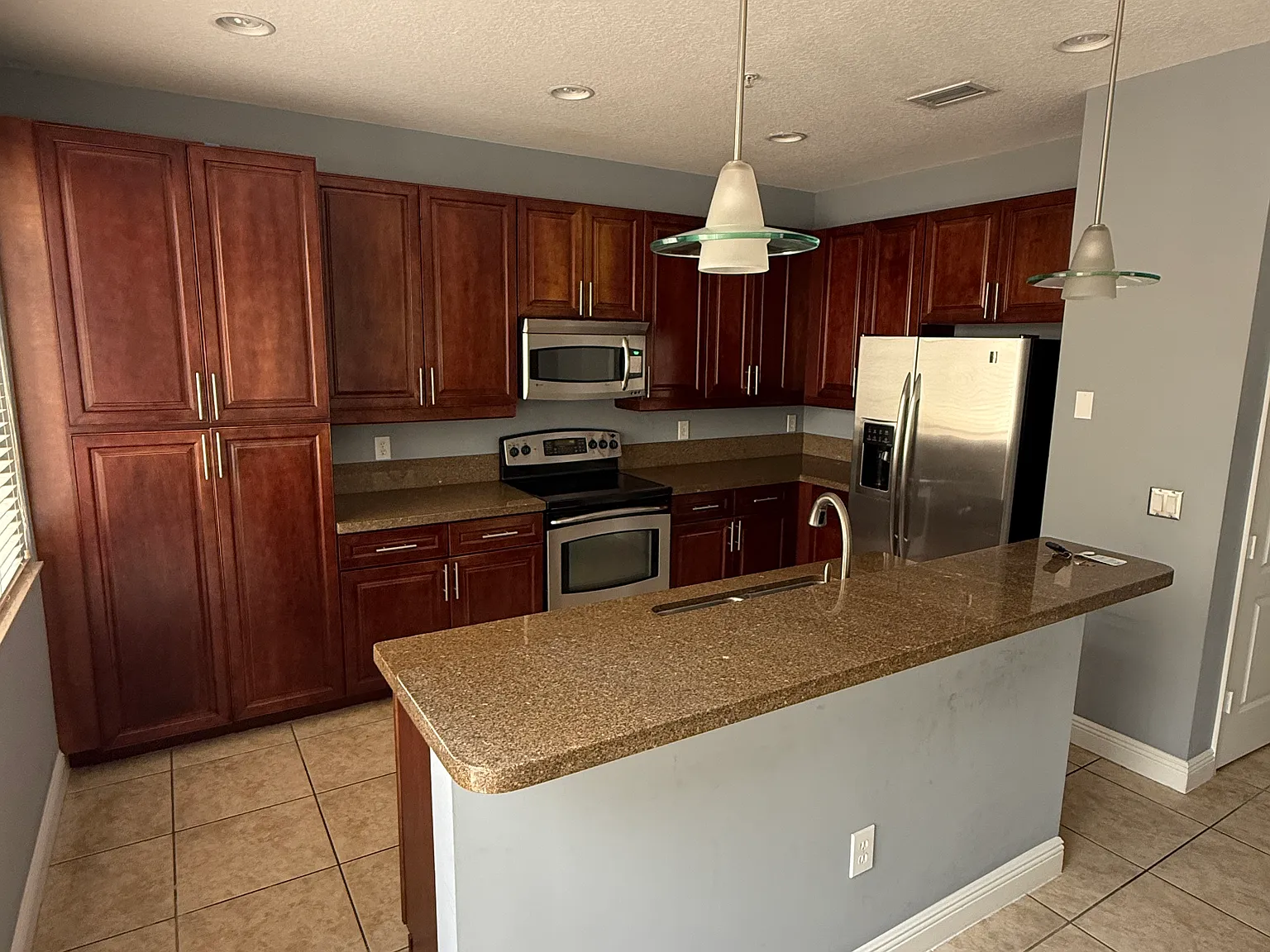 3 bed, 3.5 bath, 1924 sqft, $4,295 — Photo 4
