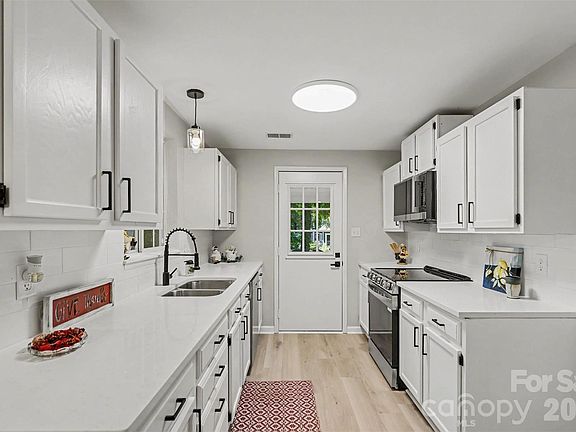 3rd image of 3140 Piney Grove Rd