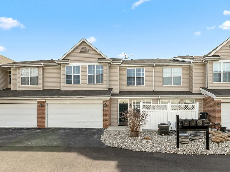 2218 Colfax Ln — Photo 1