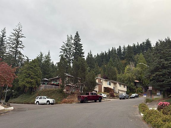 5th image of 1323 SW 10th Dr