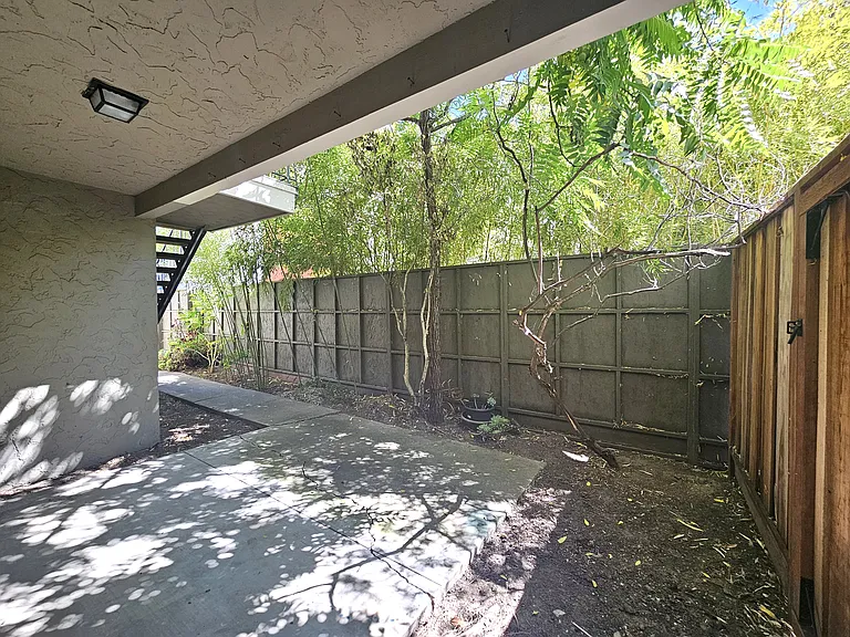 Patio /backyard for the unit