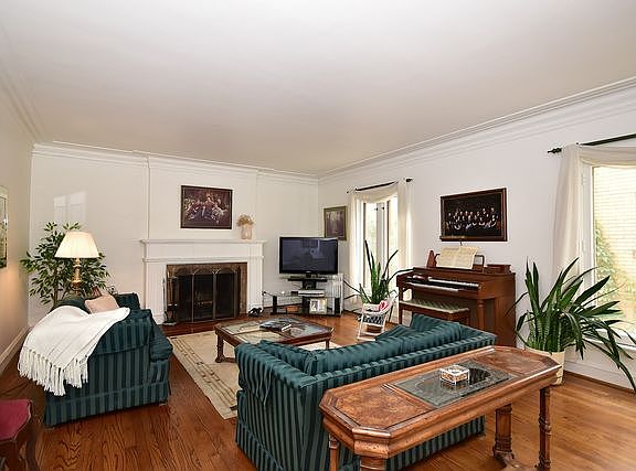 4th image of 1126 Woodbine Ave