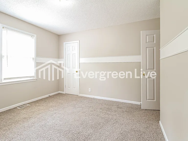 113 Court Dr — Photo 12