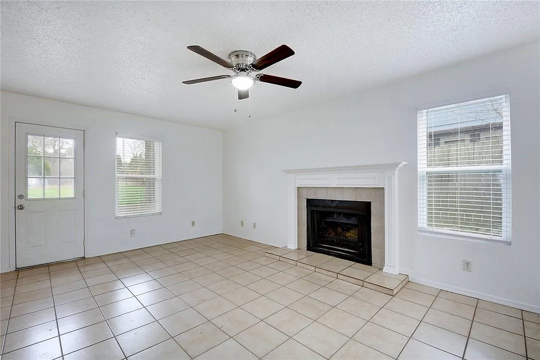 2 bed, 2.5 bath, 1128 sqft, $1,700 — Photo 4
