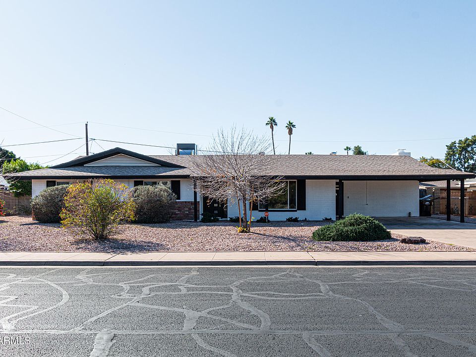 1st image of 841 E 10TH Street