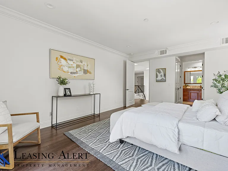 5011 Hayvenhurst Ave #5011 — Photo 20