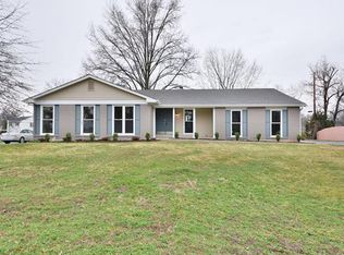 11719 Roundhill Dr, Saint Louis, MO