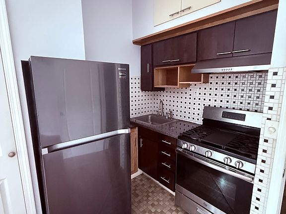 2nd image of 3015-25 N Milwaukee Ave #211