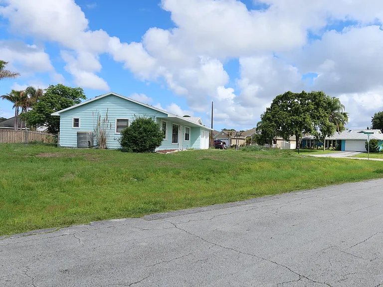 601 SE Polynesian Ave — Photo 3