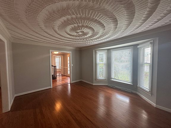 5th image of 608 Hearndon Ct