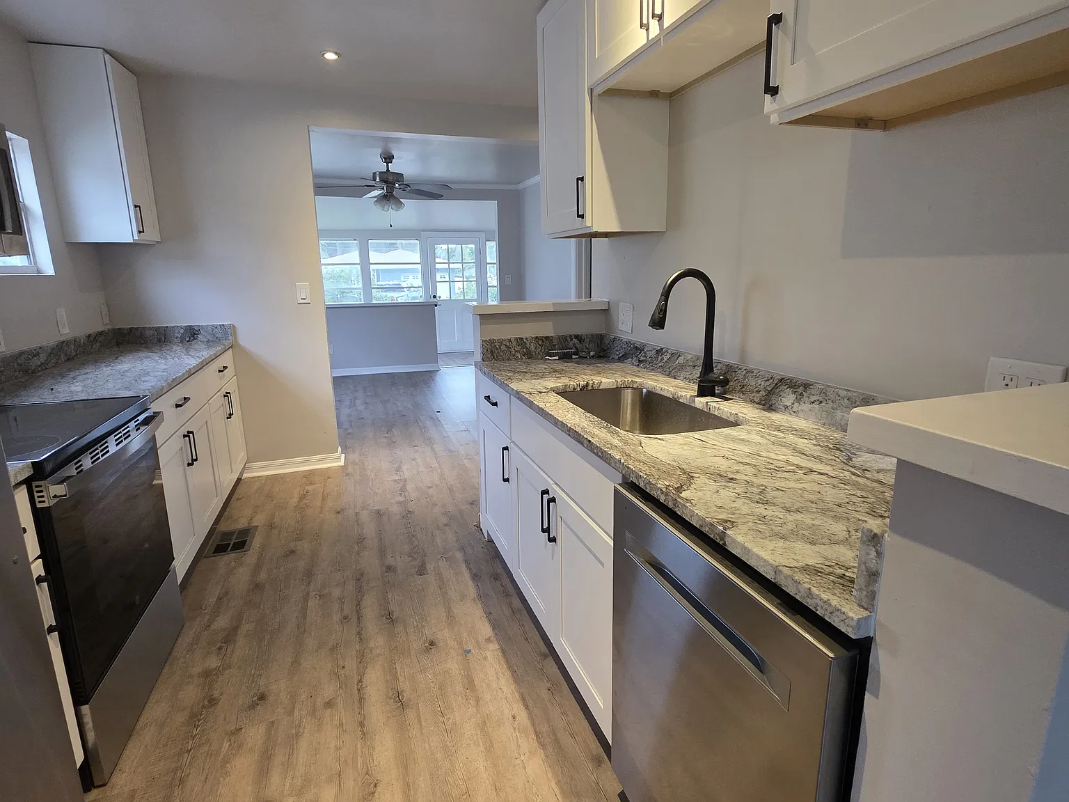 2 bed, 969 sqft, $2,050 — Photo 4