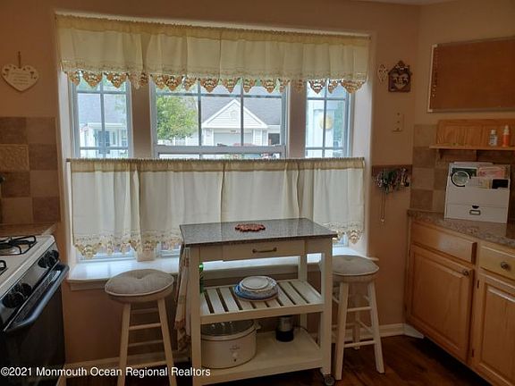 4th image of 1221B Thornbury Ln