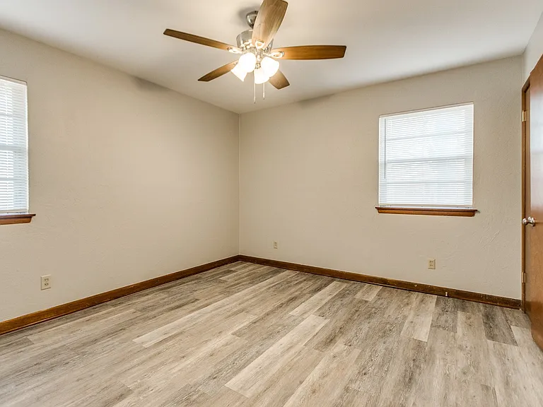 421 Foreman Ave — Photo 10