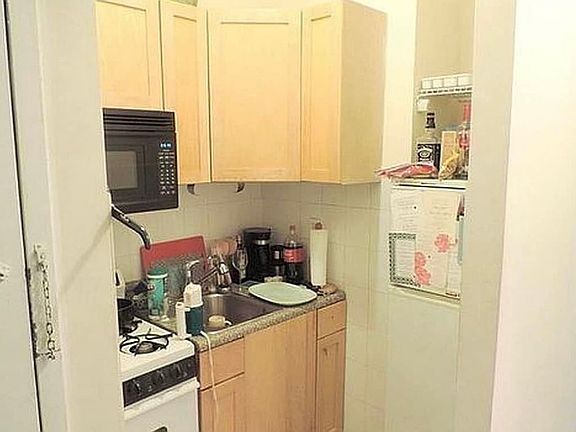 5th image of 122 Orchard St APT 13