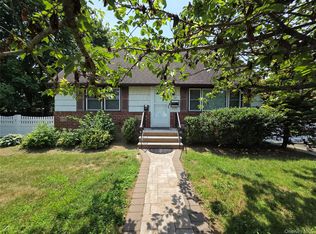 5 Denton Pl, Farmingdale, NY 11735