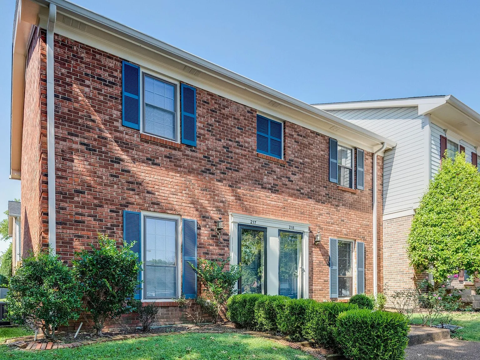 2 bed, 1.5 bath, 1100 sqft, $1,900 — Photo 1