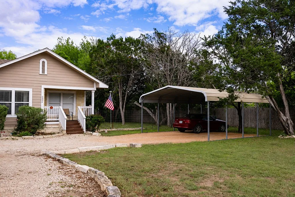 3 bed, 2.0 bath, 1606 sqft, $2,000 — Photo 3