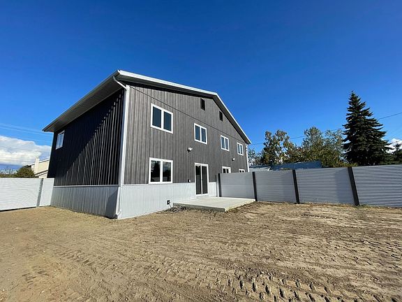 2nd image of 511 2nd St