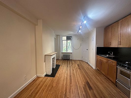1st image of 7 Jane St APT 4R