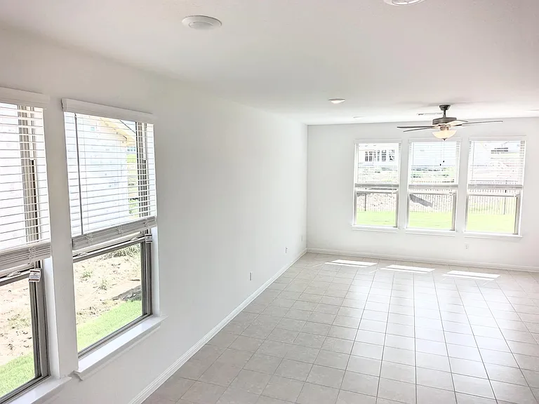 221 Sand Lily Ln — Photo 6