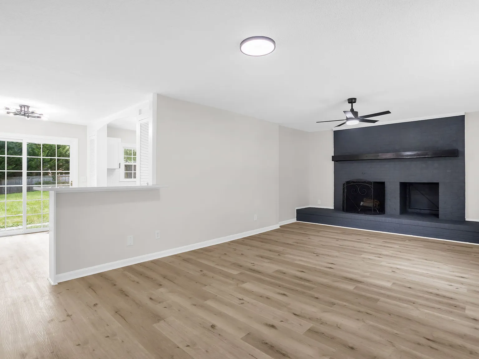 3 bed, 1.5 bath, 1307 sqft, $1,750 — Photo 2