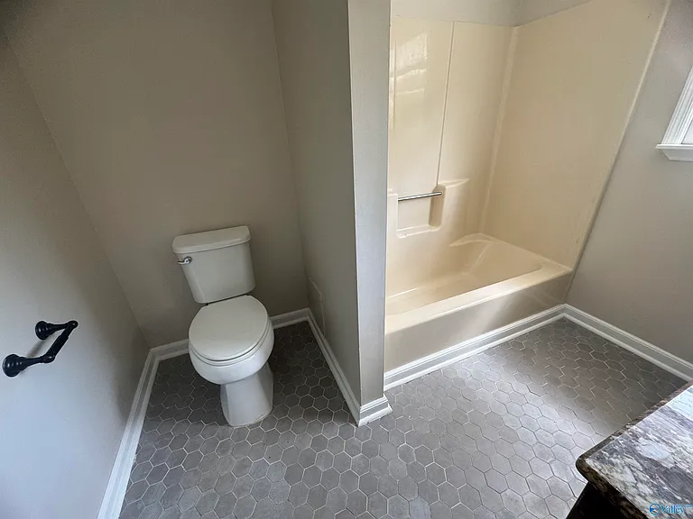 915 Highland Dr — Photo 17
