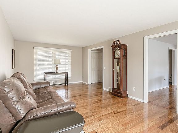 5th image of 48 Manor Hill Dr