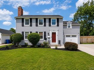 90 Park Forest Dr, Williamsville, NY 14221
