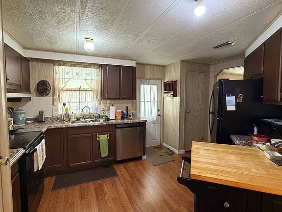 3rd image of 924 Marcy Dr
