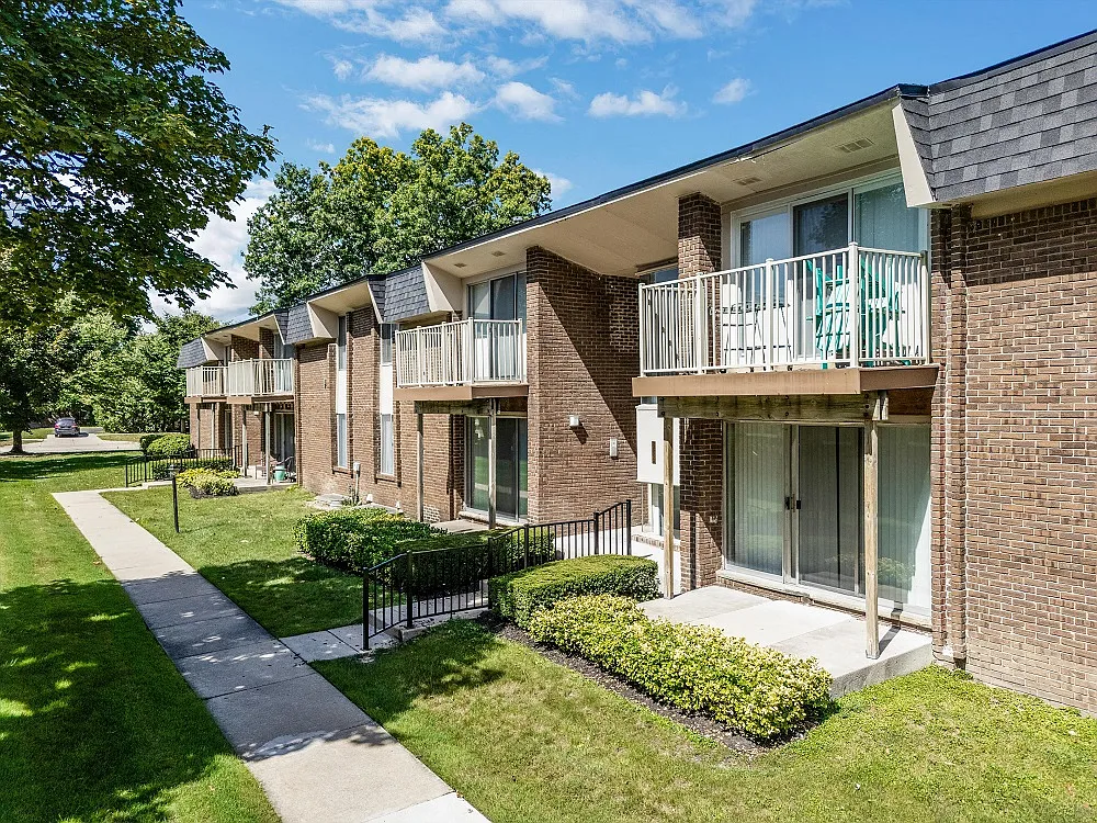 Kensington Manor Apartments — Photo 3