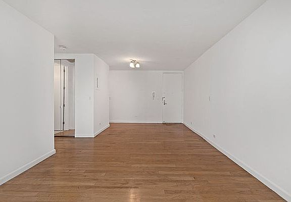 4th image of 161 W 61st St APT 6B