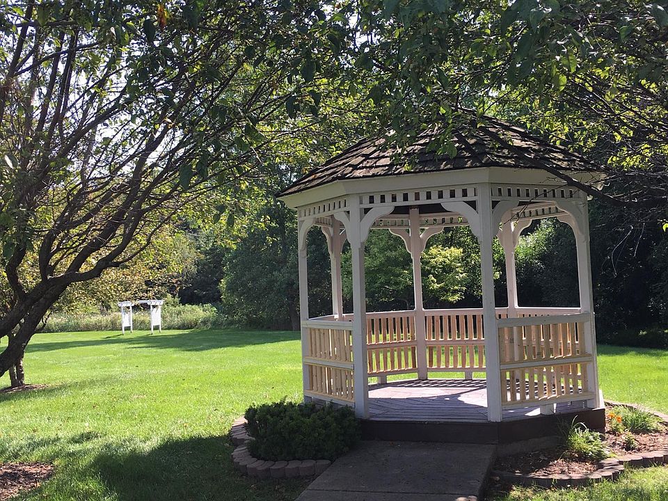 2nd image of 1060 Greenwood Cir #1060