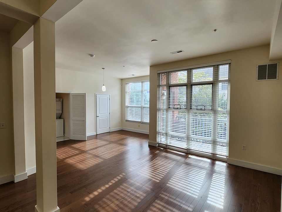 1st image of 3 Greenwich Dr APT 86