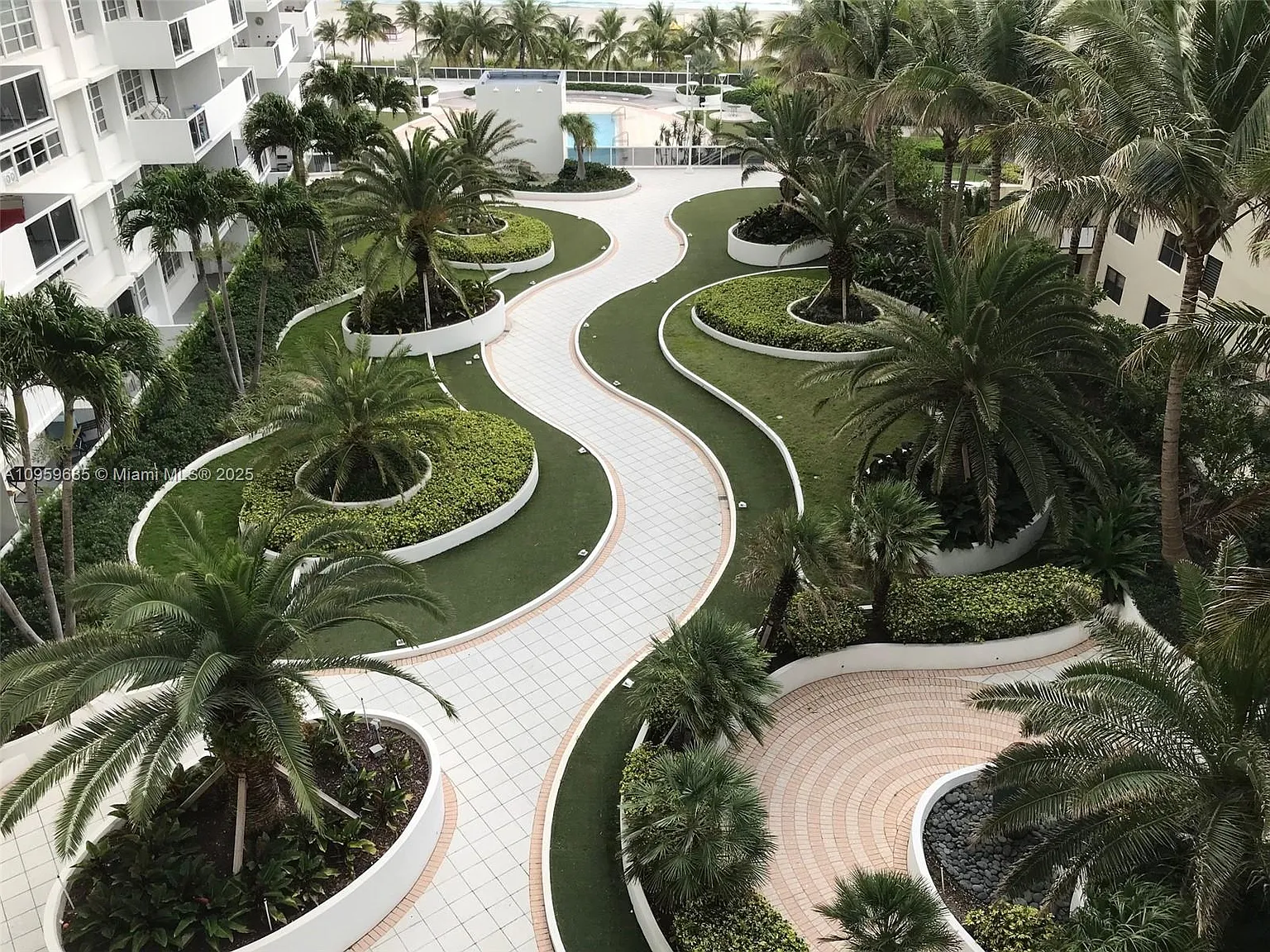 The Decoplage Condo — Photo 2