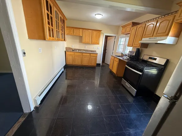 8 Chaplin Ave #1, Merrick, NY 11566