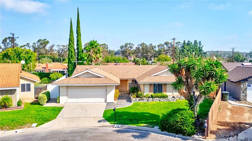 5 bed, 2.5 bath, 2024 sqft, $4,900 — Photo 1