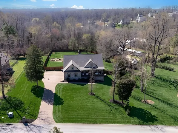 111 Amelia Dr, Bon Aqua, TN 37025