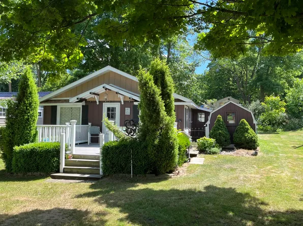 3311 Dumont Lake Dr, Allegan, MI 49010