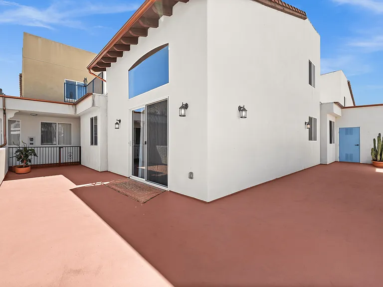 Le Blanc Apartments — Photo 17